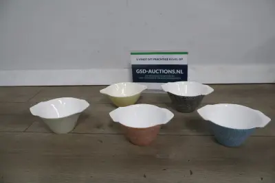 Set van 5 kleurrijke aardewerk schaaltjes – kavel bij GSD Auctions, Zoeterwoude