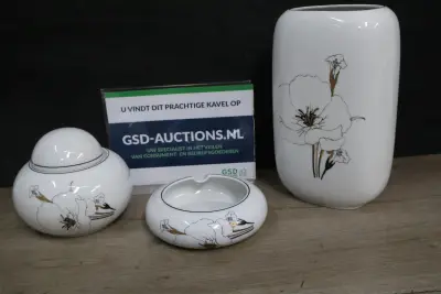 Set van 3 wit porselein met bloemmotief van Scherzer – kavel bij GSD Auctions, Zoeterwoude