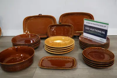 Set bruin keramisch servies van Pruszków – kavel bij GSD Auctions, Zoeterwoude