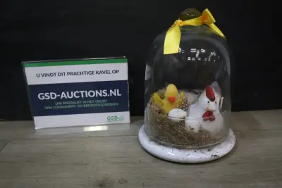 Decoratieve glazen stolp met kip en kuiken – kavel bij GSD Auctions, Zoeterwoude