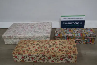 Set van drie decoratieve dozens met bloemmotief – kavel bij GSD Auctions, Zoeterwoude