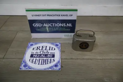 Metalen spaarpot en tegel – kavel bij GSD Auctions, Zoeterwoude