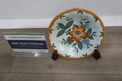 Decoratief bord met bloemmotief - Wally K.D.Z. Holland – kavel bij GSD Auctions, Zoeterwoude