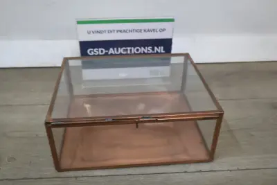 Glazen sieraden-/opbergdoos met koperen frame – kavel bij GSD Auctions, Zoeterwoude