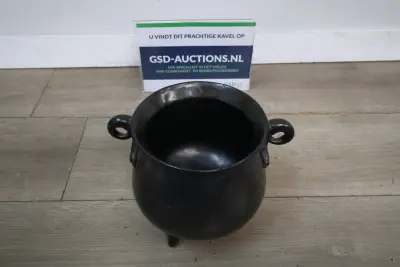 Zwarte metalen ketel – kavel bij GSD Auctions, Zoeterwoude