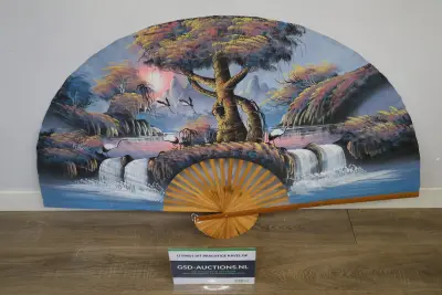 Grote decoratieve waaier met landschapsschildering – kavel bij GSD Auctions, Zoeterwoude