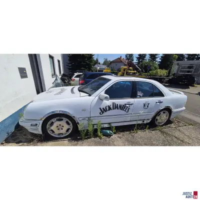 weißer Mercedes Benz E 420 // Limousine – kavel bij Justiz-Auktion, Rastatt