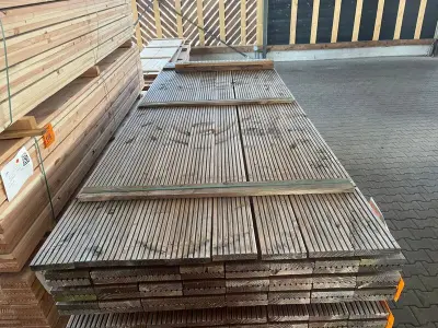 Ca. 56x Douglas Vlonderplanken, 25x140mm, lengte 300cm – kavel bij Onlineveilingmeester