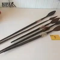 Houten Afrikaanse speren. 5 stuks – kavel bij BOPA Auctions, Ieper