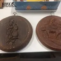 Wanddecoratie keramiek. 2 stuks – kavel bij BOPA Auctions, Ieper