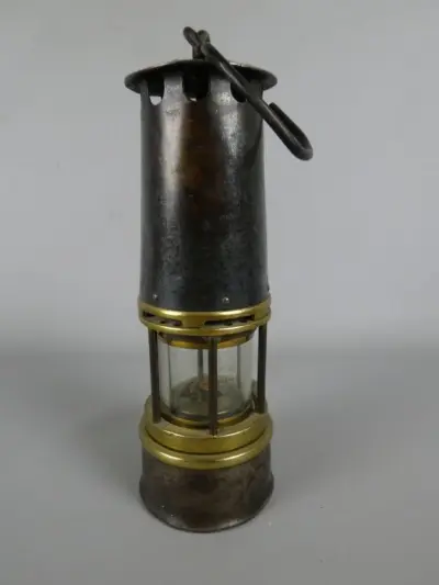 Oude koperen mijnwerkerslamp met glazen inzet – kavel bij De Kringwinkel, Diest