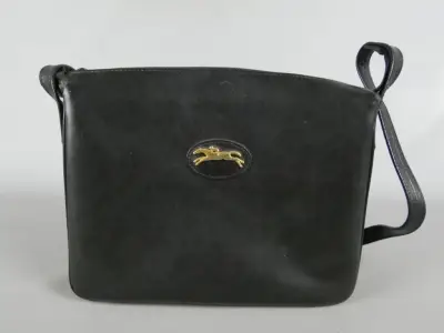 Longchamp zwarte schoudertas met goudkleurig logo – kavel bij De Kringwinkel, Diest