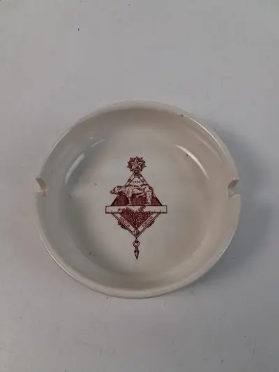 Vintage keramische of porseleinen asbak van de historische Belgische vrijmetselaarsloge Loge L'Amitié uit Kortrijk – kavel bij De Kringwinkel, Waardamme