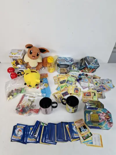 Grote Pokémon Verzameling Lot – TCG Kaarten, Tins, Funko Pop Pikachu, Knuffels & Merchandise! – kavel bij De Kringwinkel, Waardamme