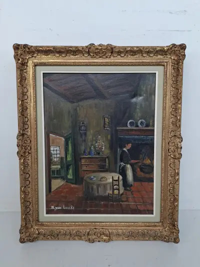 M. van Loočke – Prachtig Nostalgisch Interieur / Keukenscène – Olieverf op Doek – Inclusief Prachtige Goudkleurige Baroklijst – kavel bij De Kringwinkel, Waardamme