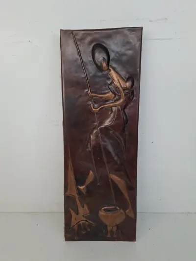 Exclusief Vintage Koperreliëf "Moeder met Kind" 67 cm – Gesigneerd KALEBUKA R – Brutalistisch Afrikaans Koperkunstwerk – kavel bij De Kringwinkel, Waardamme