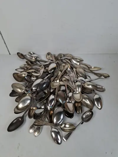 Grote Partij van 100 Vintage & Antieke Lepels – Totaal 7,3 kg! – Diverse Modellen & Maten – kavel bij De Kringwinkel, Waardamme