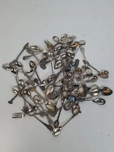 Grote Partij Vintage Souvenirlepeltjes en Gebaksvorkjes – 62-Delig – kavel bij De Kringwinkel, Waardamme