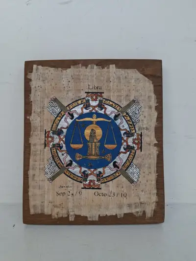 Authentiek Egyptisch Papyrus Schilderij op Houten Paneel – Sterrenbeeld Weegschaal (Libra) – kavel bij De Kringwinkel, Waardamme