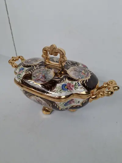 Antieke Belgische Majolica Bonbonnière / Terrine met Goudvergulde Fragonard-scènes – kavel bij De Kringwinkel, Waardamme