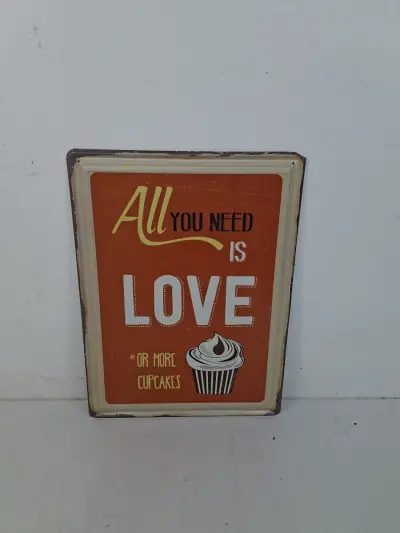 Humoristisch Retro Metalen Wandbord – "All You Need Is Love... *Or More Cupcakes" – kavel bij De Kringwinkel, Waardamme