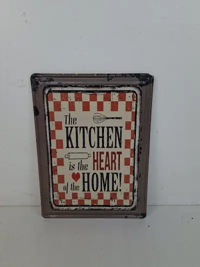 Retro Metalen Wandbord – "The Kitchen is the Heart of the Home!" – kavel bij De Kringwinkel, Waardamme