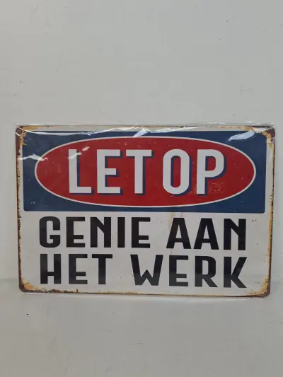 Retro Metalen Wandbord / Tekstbord – "LET OP, GENIE AAN HET WERK" – kavel bij De Kringwinkel, Waardamme