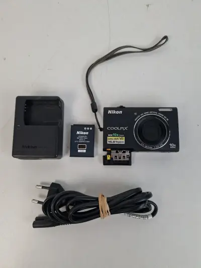 Complete Nikon Coolpix S6200 Digitale Compactcamera Set – 16.0 MP & 10x Optische Zoom – kavel bij De Kringwinkel, Waardamme