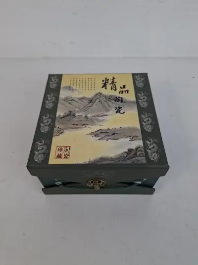 Authentieke Chinese Yixing Klei Theeset – Met 4 Kopjes in Luxe Traditionele Geschenkdoos – kavel bij De Kringwinkel, Waardamme