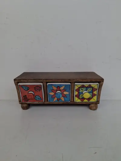 Vintage Handgemaakt Houten Kruidenkastje – Met 3 Kleurrijke Keramische Lades / Mini-Commode – kavel bij De Kringwinkel, Waardamme