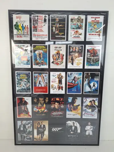 Grote Ingelijste James Bond XL Poster – 25 Officiële Filmaffiches (Van Dr. No t/m Spectre) – kavel bij De Kringwinkel, Waardamme
