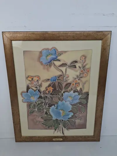 Batik Zijdeschilderij "Blauwe Bloemen" – Handgemaakt met Goudkleurige Lijst – kavel bij De Kringwinkel, Waardamme