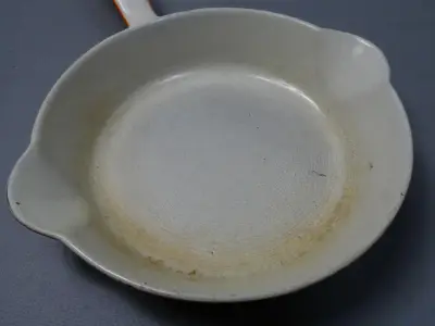 Vintage oranje geëmailleerde braadpan met handvat – kavel bij De Kringwinkel, Diest