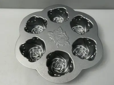 Metalen cup cakevorm met rozenmotief Nordic Ware USA – kavel bij De Kringwinkel, Diest