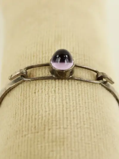 Modernistische armband in .835 zilver met paarse cabochon – kavel bij De Kringwinkel, Antwerpen