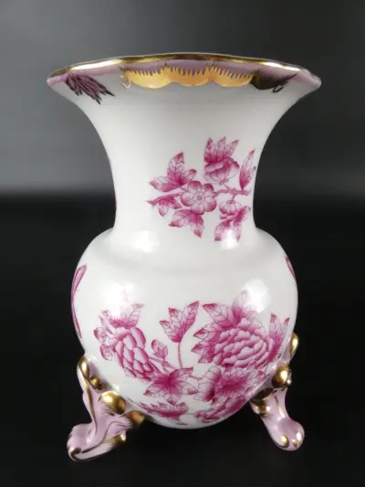 Decoratieve porseleinen vaas met bloemen en vlinder – kavel bij De Kringwinkel, Heverlee