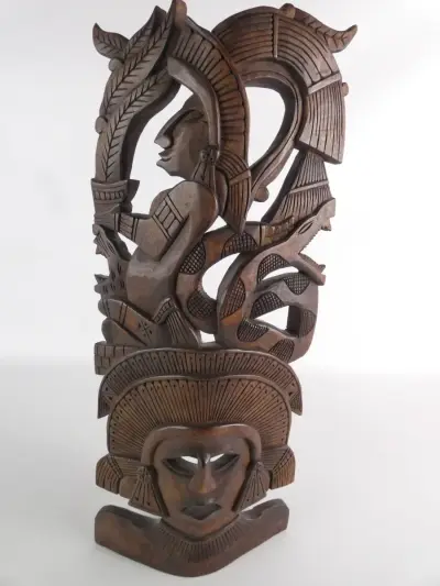 Handgesneden houten wanddecoratie met masker en figuur – kavel bij De Kringwinkel, Heverlee
