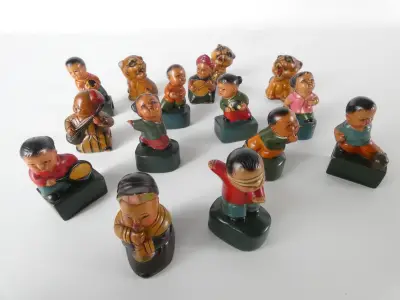 Keramische puntenslijpers uit China – set van 15 – Aziatische figuren, sporters, muzikanten en tijgers – kavel bij De Kringwinkel, Heverlee