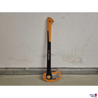 Axt Fiskars X25 – kavel bij Justiz-Auktion, Brandenburg an der Havel