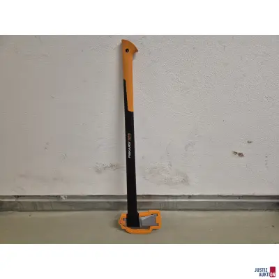 Axt Fiskars X27 – kavel bij Justiz-Auktion, Brandenburg an der Havel