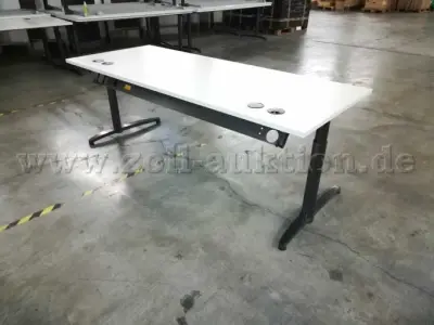 30 Schreibtische mechanisch höhenverstellbar 180x80cm, C-Fuß-Gestell, Fa. Assman – kavel bij Zoll-Auktion, Nürnberg