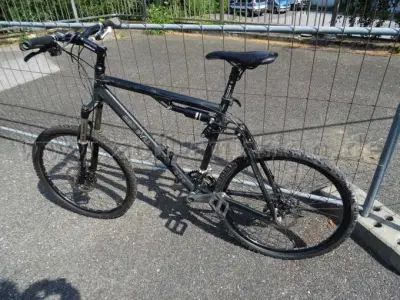 1 Mountainbike Red Bull "Factory", 26 Zoll schwarz – kavel bij Zoll-Auktion, Wuppertal