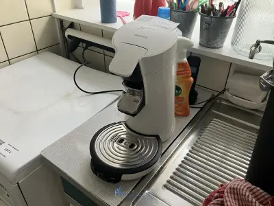 Keukeninrichting met koffiezetapparaat PHILIPS en inhoud – kavel bij VH Auctions
