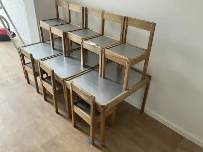 8 Houten kinderstoelen – kavel bij VH Auctions