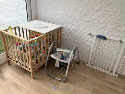 Babybox met speelgoed, babyschommel en traphekje – kavel bij VH Auctions
