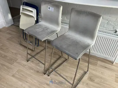 3 Stoelen en 2 klapstoelen – kavel bij VH Auctions