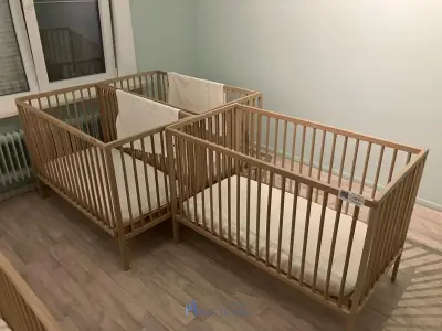 3 Houten babybedjes met matrassen – kavel bij VH Auctions