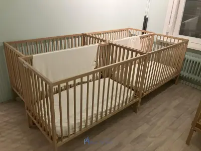3 Houten babybedjes met matrassen – kavel bij VH Auctions
