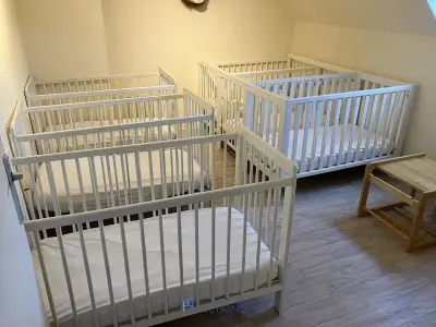 4 Babybedjes met matrassen en diversen – kavel bij VH Auctions