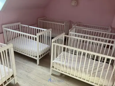 5 Witte babybedjes met matrassen – kavel bij VH Auctions